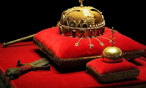 Coroana, Sabia, Sceptrul și Globul Crucifer ale Ungariei, expuse în clădirea Parlamentului maghiar (© Wikimedia Commons)