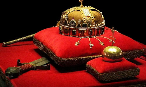 Coroana, Sabia, Sceptrul și Globul Crucifer ale Ungariei, expuse în clădirea Parlamentului maghiar (© Wikimedia Commons)