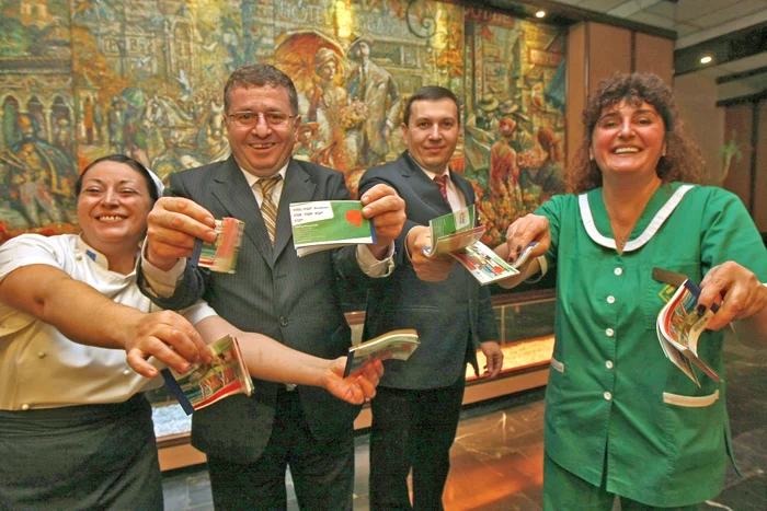 Cei mai fericiţi angajaţi (de la stânga la dreapta): Luminiţa Chiriac (45 de ani, bucătăreasă), Gheorghe Petre (56 de ani, şef restaurant), Dumitru Anghel (42 de ani, curier), Corina Dascălu (44 de ani, cameristă)Foto: Dorin Constanda