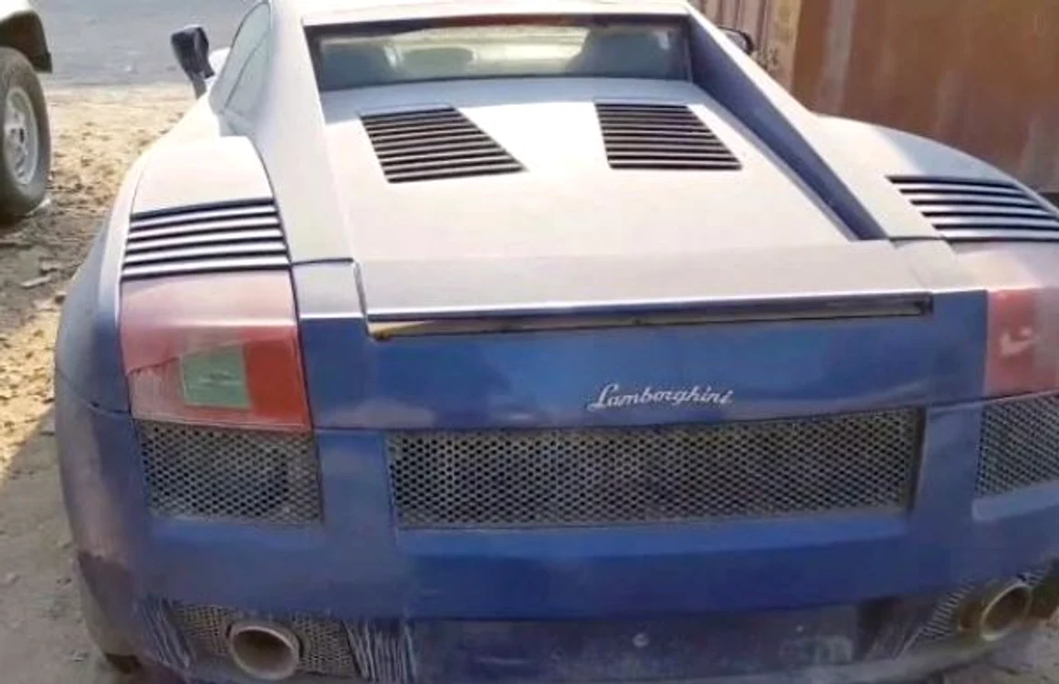 Lamborghini abandonat in cimitirul auto din Dubai FOTO Caters News Agency