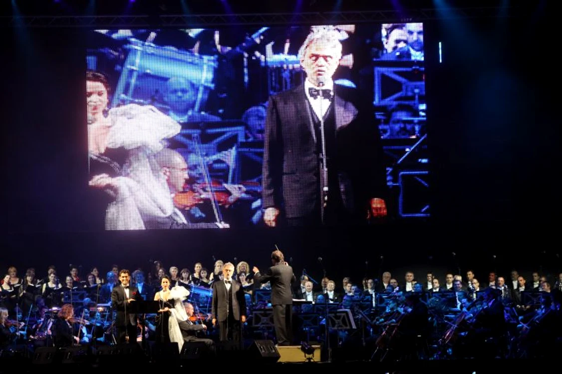 Andrea Bocelli i-a avut invitaţi în spectacol pe Angela Gheorghiu şi Cezar Ouatu. (Foto: Sever Gheorghe)