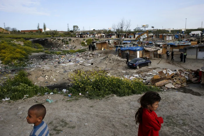 Copiii unei familii de romi dintr-o tabără ilegală din Spania. FOTO: Reuters