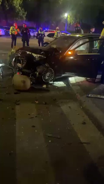 Un bărbat a furat o mașină după ce a amenințat șoferița, a provocat un accident și s-a ascuns într-o casă părăsită din București