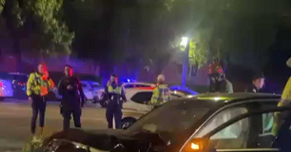 Bărbat fură mașina unei șoferițe, provoacă accident și se ascunde în București