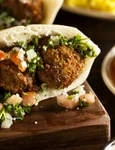 Sendvis cu falafel  Sursa foto shutterstock 191272409 jpg