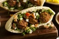 Sendvis cu falafel  Sursa foto shutterstock 191272409 jpg