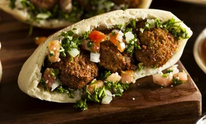 Sendvis cu falafel  Sursa foto shutterstock 191272409 jpg
