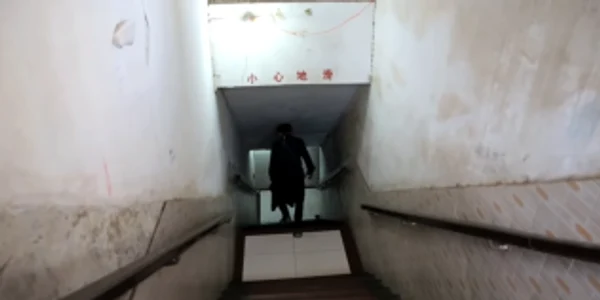 Intrare într-un fost buncăr atomic din Beijing FOTO captură You Tube/Sim Chi Yin
