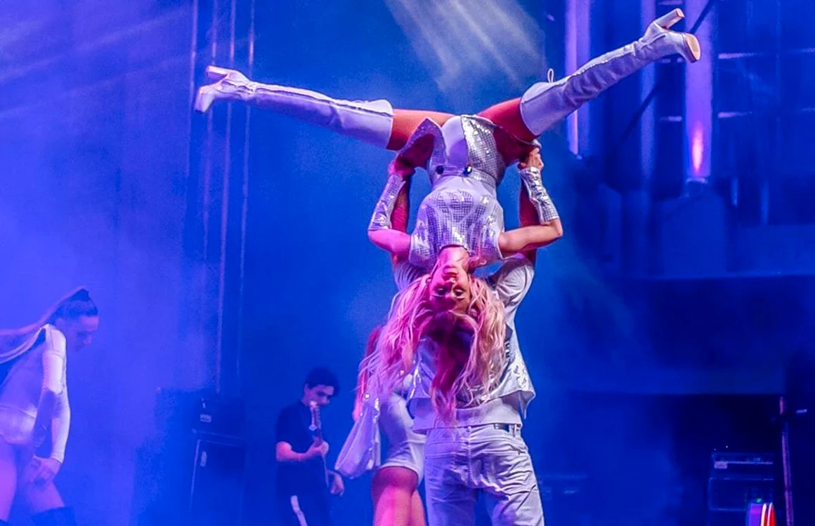 
    Andreea Bălan face un adevărat show pe scenă, alături de partenerul ei Petrişor Rugefoto: arhivă personală/Instagram  