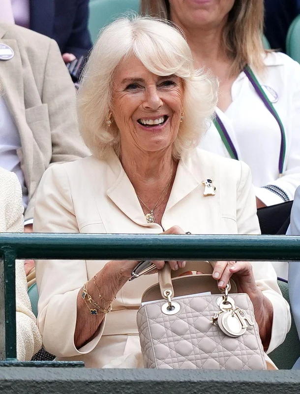 Regina Camilla cu geanta Christian Dior