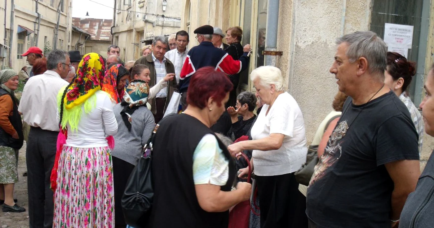 Coadă la ajutoarele alimentare