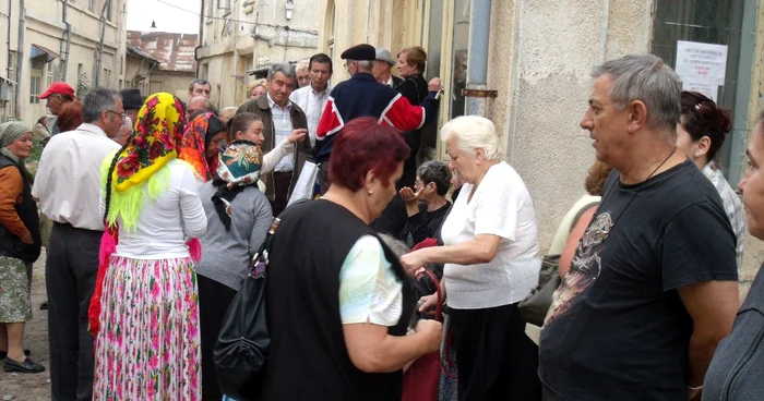 Coadă la ajutoarele alimentare