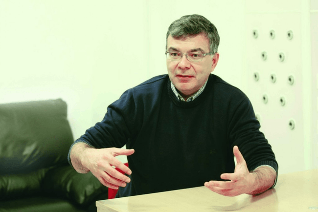 Prof. dr.
Alexandru Blidaru realizează 25-30 de operaţii de cancer pe 
săptămână FOTO: Marian Iliescu