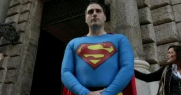 Superman în faţa casei lui Berlusconi