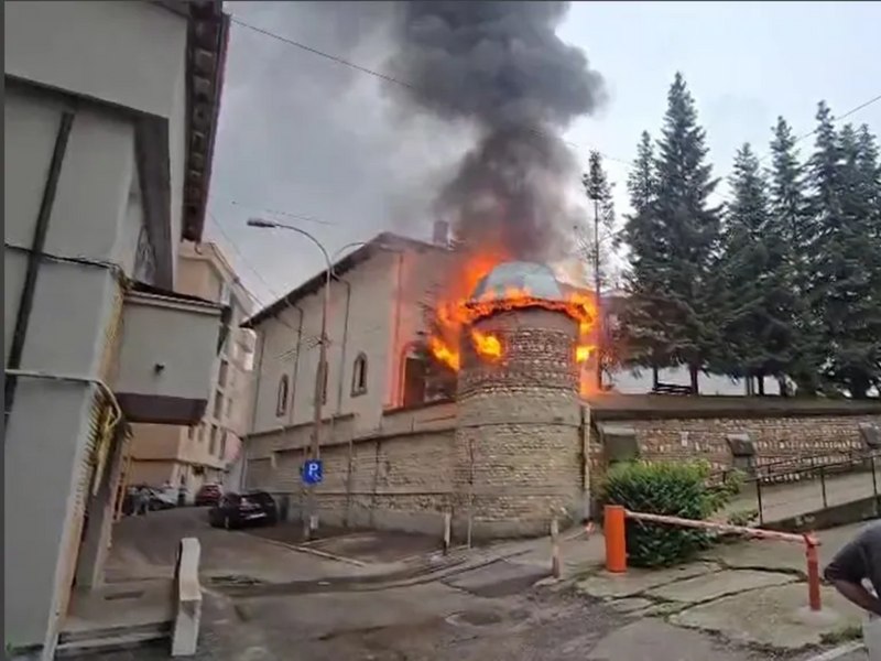 Biserica Mavrodolu din Pitești, cuprinsă de un incendiu. O persoană s-a rănit încercând să se evacueze