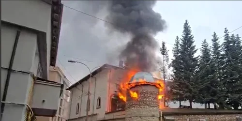 Biserica Mavrodolu cuprinsa de flacari foto captura video png