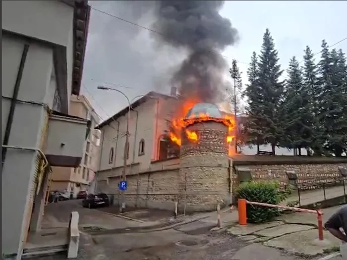 Biserica Mavrodolu din Pitești, cuprinsă de un incendiu. O persoană s-a rănit încercând să se evacueze