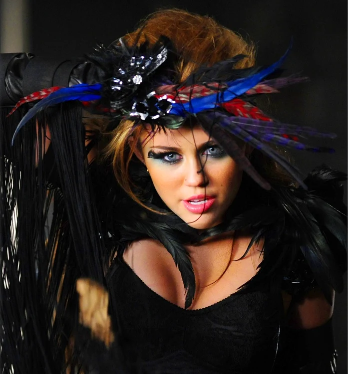 
    Miley Cyrus, sexy şi sălbatică în cel mai nou videoclip, "Can’t Be Tamed".  