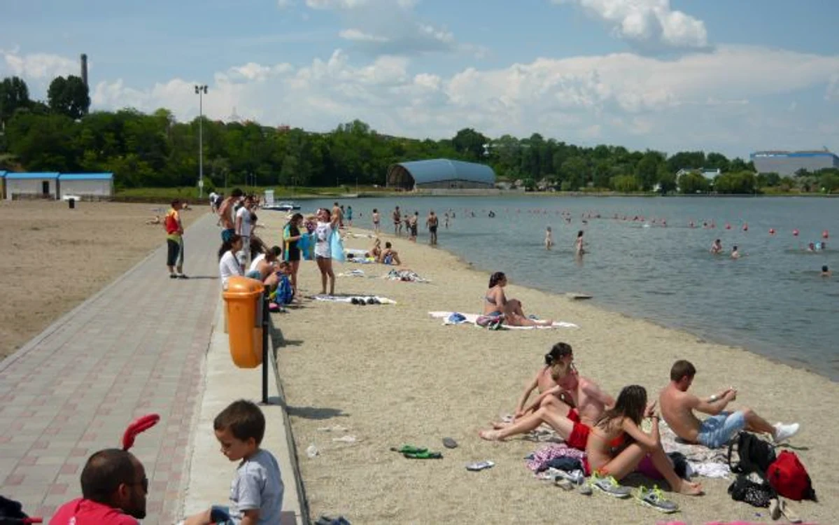 Tulcenii se recreează la plajă