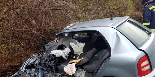 Accident pe DN 67 în Pietrari - Vâlcea - o maşină a intrat într-o basculantă - trafic blocat Foto Adevărul