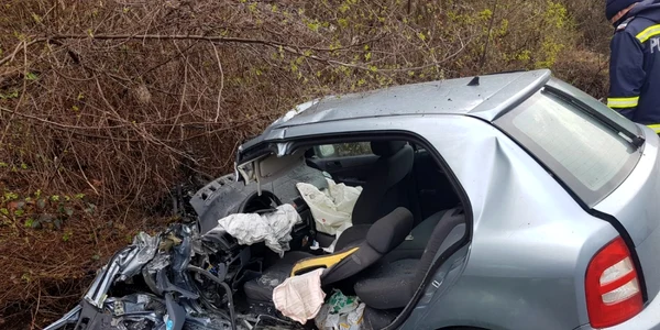 Accident pe DN 67 în Pietrari - Vâlcea - o maşină a intrat într-o basculantă - trafic blocat Foto Adevărul