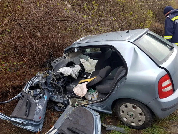 O maşină a intrat într-o basculantă pe DN 67, iar în urma accidentului traficul în Pietrari - Vâlcea a fost blocat total; şoferii implicaţi sunt la spital Foto Adevărul