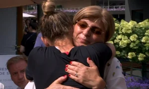 Simona Halep și a îmbrățișat mama după ce a învins o pe Serena Williams jpeg