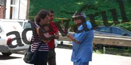 Mama fetei împreună cu medicul care a efectuat autopsia, Radu Vieru Socaciu