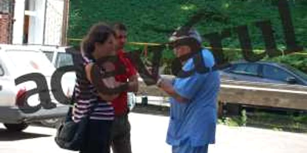 Mama fetei împreună cu medicul care a efectuat autopsia, Radu Vieru Socaciu