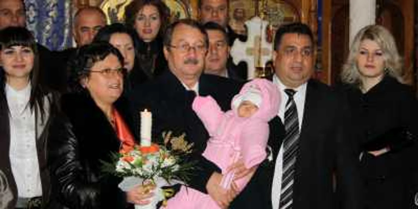 Mircea Băsescu alături de Bercea Mondial în timpul slujbei religioase