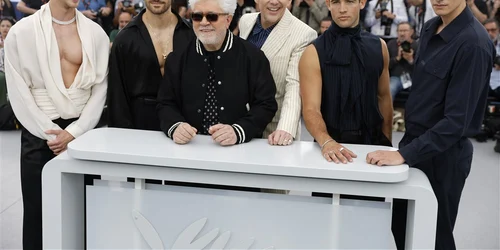 Manu Rios, Jose Condessa,  Pedro Almodovar, Ethan Hawke, Jason Fernandez și George Steane la premiera Extrana forma de vida (Strange Way of Life) Cannes 2023 Foto EPA EFE jpg