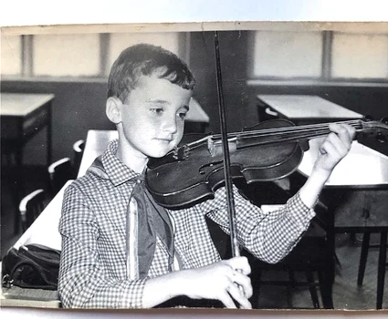 Calin Goia, când studia vioara, în copilărie. foto: arhiva personala