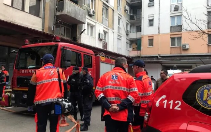 Pompierii intervin la un bloc din Ploieştu unde se simte un miros înţepător FOTO Diana Frîncu