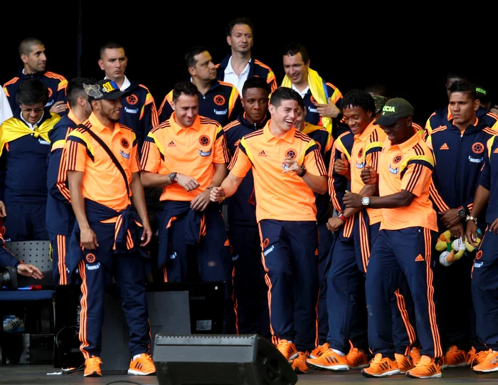 James Rodriguez şi colegii lui au trebuit să se adreseze pe rând fanilor veniţi să-i vadă şi să-i felicite