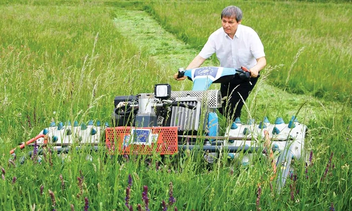 
    Dacian Cioloş, 46 de ani,  vine de la Bruxelles, unde a  fost consilier al preşedintelui  Comisiei Europene,  Jean-Claude Juncker  