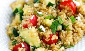 salata de quinoa cu rosii si castraveti jpeg