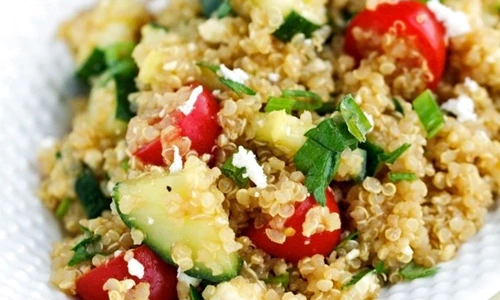 salata de quinoa cu rosii si castraveti jpeg