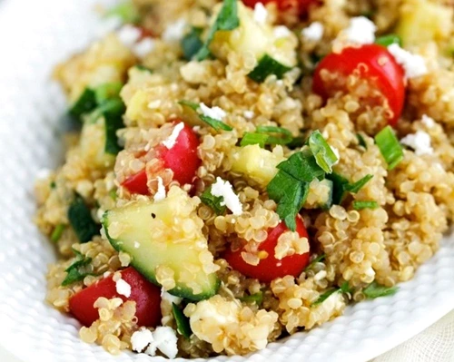 salata de quinoa cu rosii si castraveti jpeg
