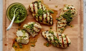Piept de pui cu sos pesto din seminte de dovleac jpeg