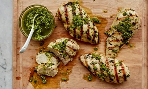 Piept de pui cu sos pesto din seminte de dovleac jpeg