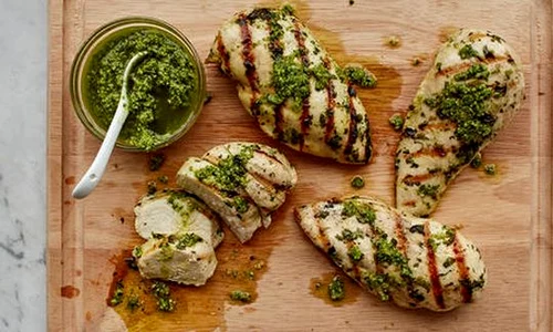 Piept de pui cu sos pesto din seminte de dovleac jpeg