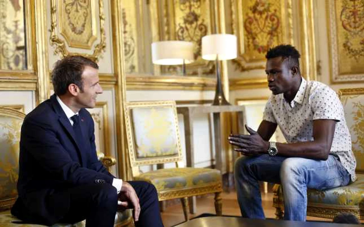 Emmanuel Macron, presedintele Fran'ei, l-a primit la Elysee pe Mamoudou Gassama Foto: EPA/EFE