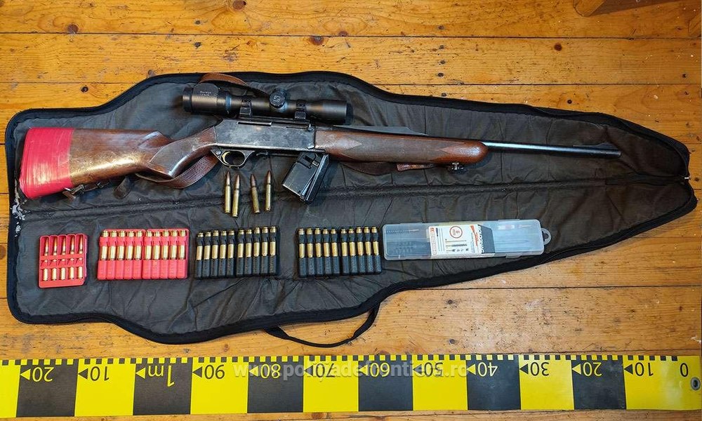 Descinderi în Maramureș la casele unor braconieri. Polițiștii au confiscat o armă, muniție și trofee de cerb