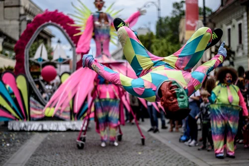 Circ şi spiritism la Sibiu Ce putem vedea în weekend în Festivalul de Teatru