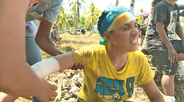 Sorana urlă ca din gură de şarpe în timp ce doctorii îi bandajează mâna rănită