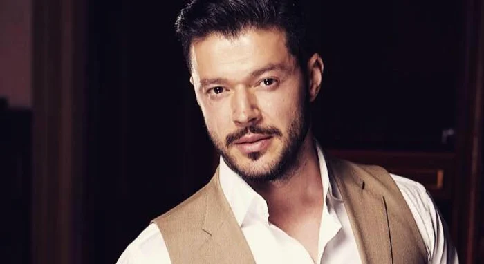 VIDEO Victor Slav a semnat cu Antena 1! Artistul face show la bustul gol