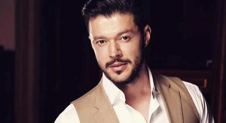 VIDEO Victor Slav a semnat cu Antena 1! Artistul face show la bustul gol