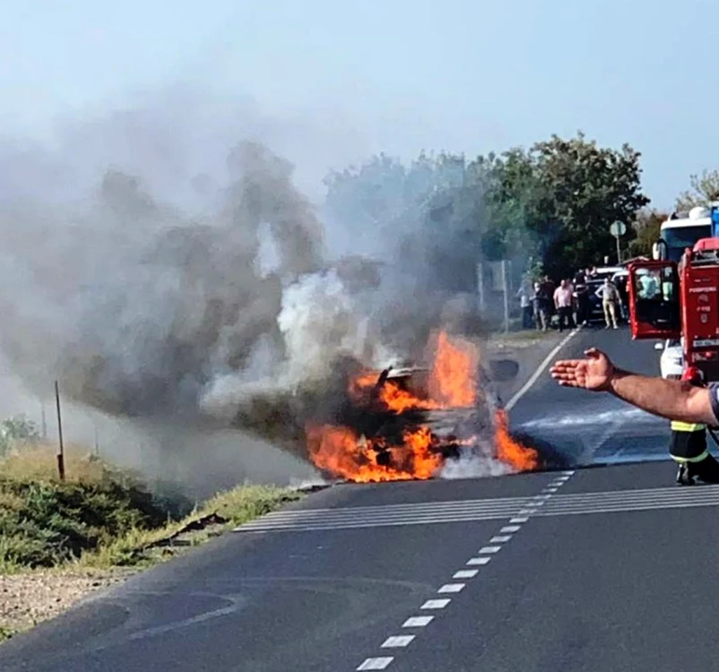 Maşina arde ca o torţă