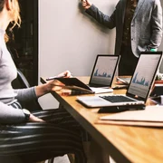 corporatisti birou   foto Pixabay jpg
