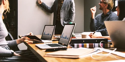 corporatisti birou   foto Pixabay jpg